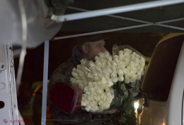 REPORTAJ FOTO // Piaţa de FLORI, luată cu asalt de bărbaţi în ajunul zilei de 8 Martie