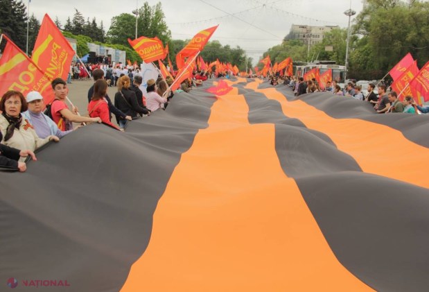 Reportaj FOTO // Mesaje PRO-RUSE și o panglică „Sf. Gheorghe” IMENSĂ, afișată în Piața Marii Adunări Naționale