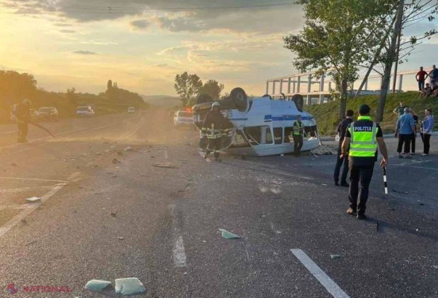 FOTO // Accident groaznic lângă Cojușna: Un microbuz cu pasageri s-a RĂSTURNAT, iar o persoană a decedat pe loc