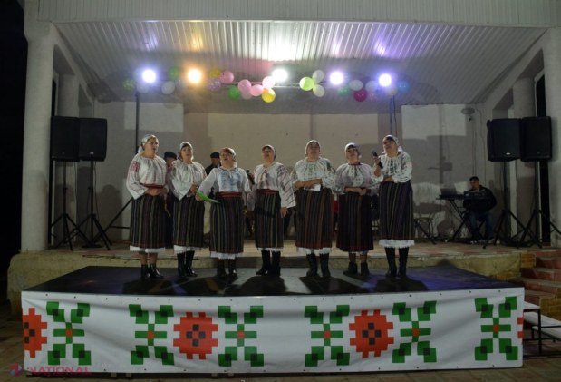 FOTO // Echipa lui Ilan Șor a adus lumină pe străzile altor două localități din raionul Orhei: „Este mai mult decât un moment de sărbătoare pentru noi, este un eveniment important”