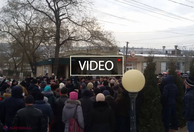 VIDEO // Peste o sută de locuitori ai satului Puhoi au protestat la Guvern: Cer deschiderea a zece curse de transport din sat 