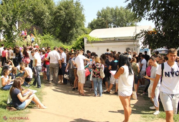 REPORTAJ FOTO // Cozi la Consulatul României! Tinerii vor la studii în țara vecină