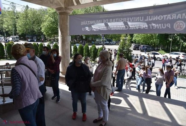 GALERIE FOTO // Cozi URIAȘE la vaccinare, în Chișinău: Maratonul desfășurat de USMF