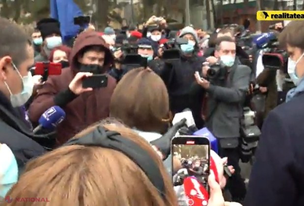 VIDEO // Maia Sandu a făcut o BAIE de mulțime la ieșirea din Palatul Republicii și a pus pe jar angajații SPPS. Președintele a pornit la pas spre monumentul lui Ștefan cel Mare și Sfânt, deși Mercedesul PREZIDENȚIAL o aștepta la ieșire