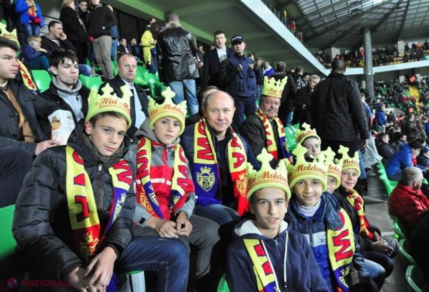 FOTO // Premierul Streleț a evitat tribuna VIP la meciul dintre Moldova – Rusia. Vezi alături de cine a urmărit partida