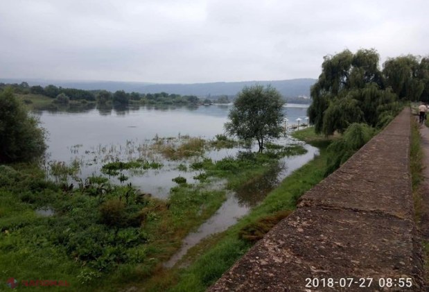 FOTO // Nistrul a INUNDAT plaja din Soroca: Băncile, felinarele, dar și postul vamal de tip debarcader - în apă!