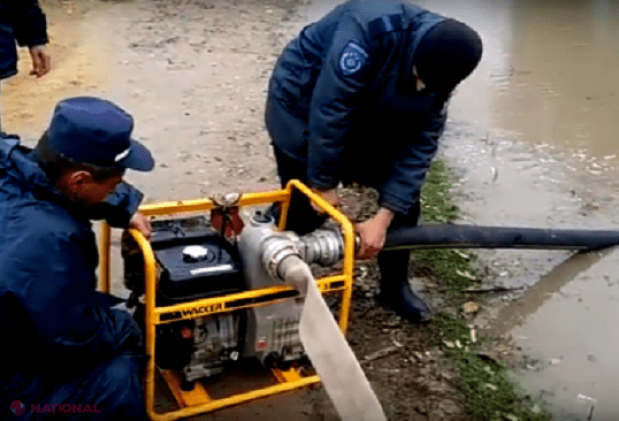 Zeci de gospodării din R. Moldova, INUNDATE, localități fără energie electrică și trenuri SUSPENDATE