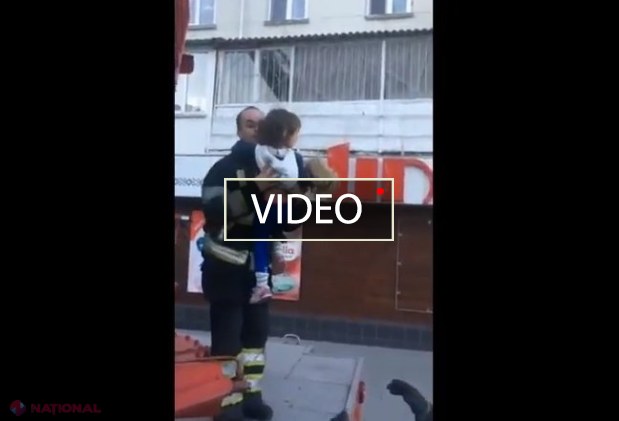 VIDEO // Copil de 4 ani, lăsat singur într-un apartament din Chișinău: Vecinii au auzit micuța plângând dimineața devreme și au anunțat salvatorii care au scos-o pe geam