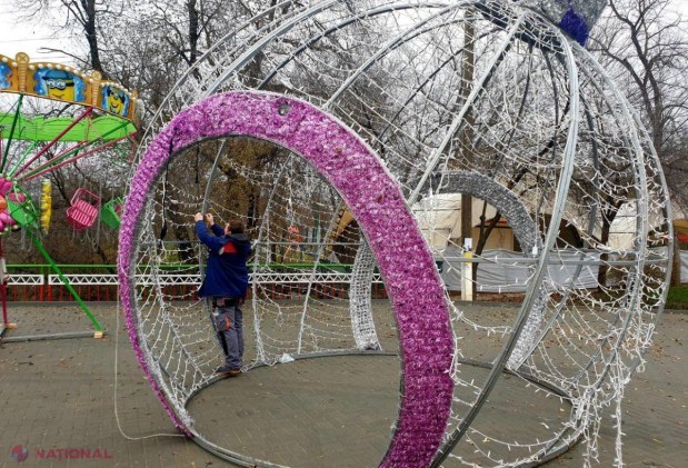 FOTO // În premieră, după modelul Orheiului, la Taraclia se va deschide Târgul de Crăciun. Pregătirile sunt pe ultima SUTĂ DE METRI. Vizitatorii vor putea bucura de un tobogan, mai multe caruseluri și un PATINOAR