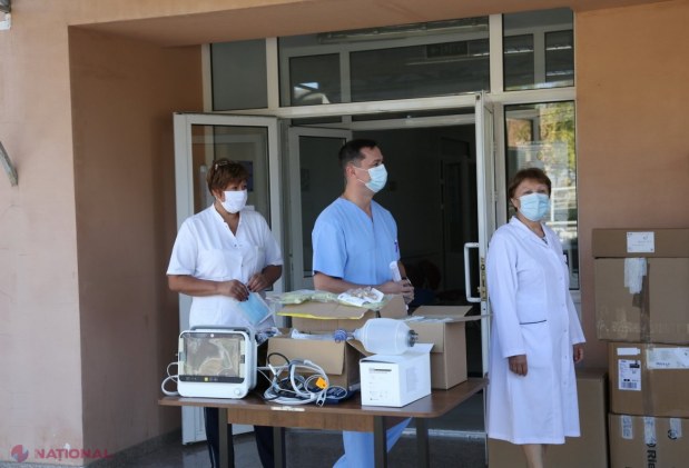 FOTO // Ambasada României a DONAT Spitalului raional din Comrat un lot de echipamente medicale, inclusiv de protecție, pentru combaterea COVID - 19