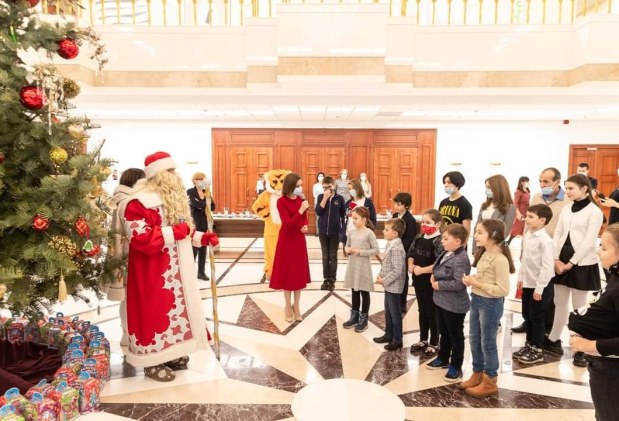 GALERIE FOTO // O familie de profesori din Tohatin a DONAT Preşedinției bradul care le creştea în gospodărie: Doritorii pot merge să-şi facă poze cu Pomul de Crăciun prezidențial