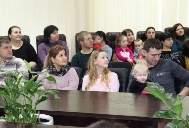 FOTO // Mamele din Orhei continuă să primească ALOCAȚII de 7 000 și 10 mii de lei datorită unei inițiative lansate de Șor
