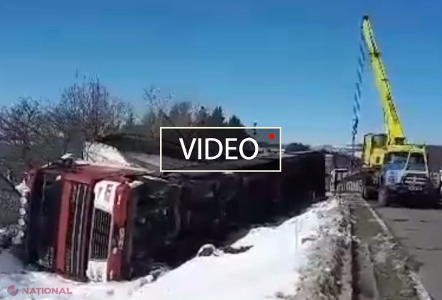 VIDEO // Un automobil plin cu BORCANE s-a răsturnat pe traseul Chișinău-Leușeni