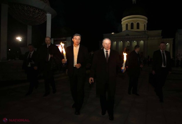REPORTAJ FOTO // Mitropolitul Vladimir şi conducerea statului au împărţit FOCUL HARIC enoriaşilor