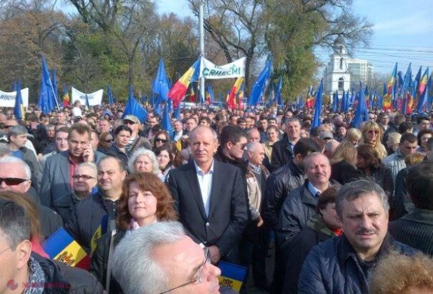 FOTO // Miniştrii din mulţime