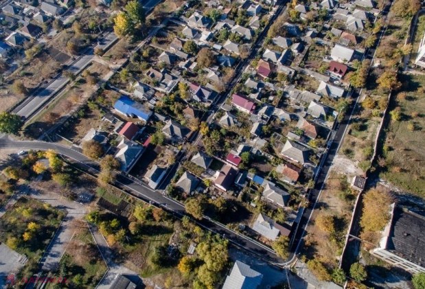 FOTO // Administrația municipiului Orhei repară străzile care nu au fost ASFALTATE niciodată