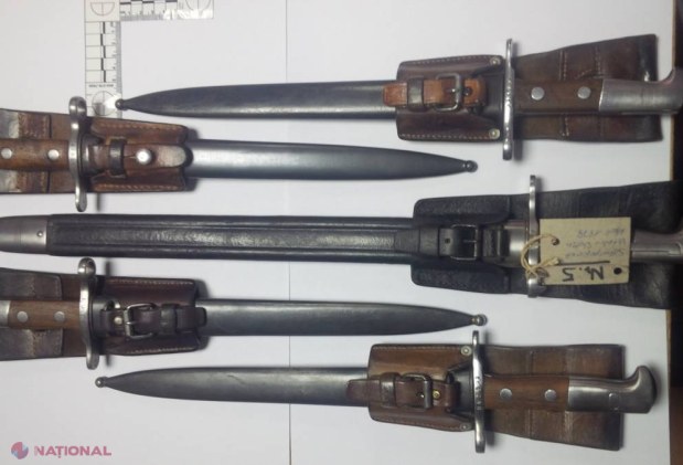 FOTO // O moldoveancă intenționa să aducă acasă cinci BAIONETE, vechi de peste 100 de ani: Trecută prin Coridorul Roșu