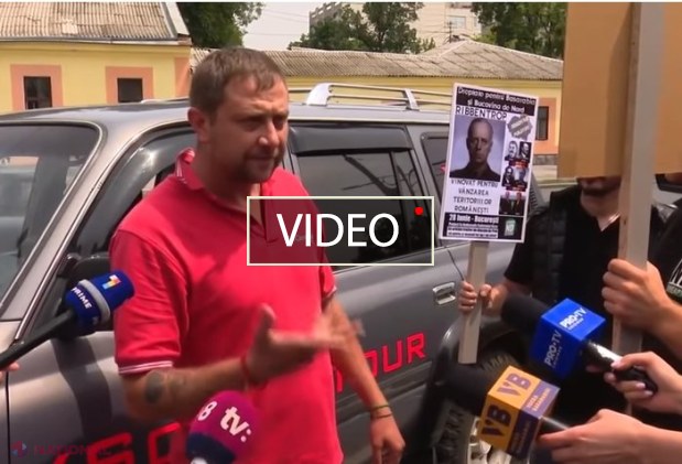 VIDEO // BĂTAIE în fața Ambasadei Rusiei la Chișinău: L-a enervat sloganul „Armata rusă afară” și a lovit cu pumnul în față un tânăr