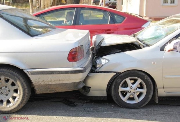 ACCIDENT GRAV la Botanica // Șase pasageri ai unui MICROBUZ au fost răniți