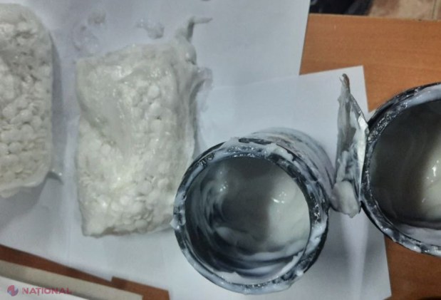 VIDEO // REȚINERI în dosarul care vizează cele peste 23 de kilograme de pastile din care se prepară droguri: Din Cairo, via R. Moldova, spre Cehia