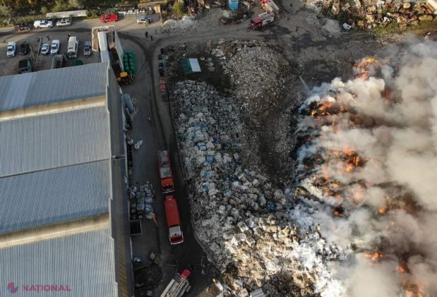 GALERIE FOTO // Incendiu de proporții în Chișinău: Ard deşeuri din plastic de pe teritoriul unui depozit şi numeroşi pompieri luptă cu flăcările 