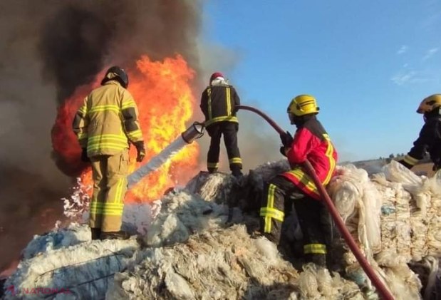 GALERIE FOTO // Incendiu de proporții în Chișinău: Ard deşeuri din plastic de pe teritoriul unui depozit şi numeroşi pompieri luptă cu flăcările 