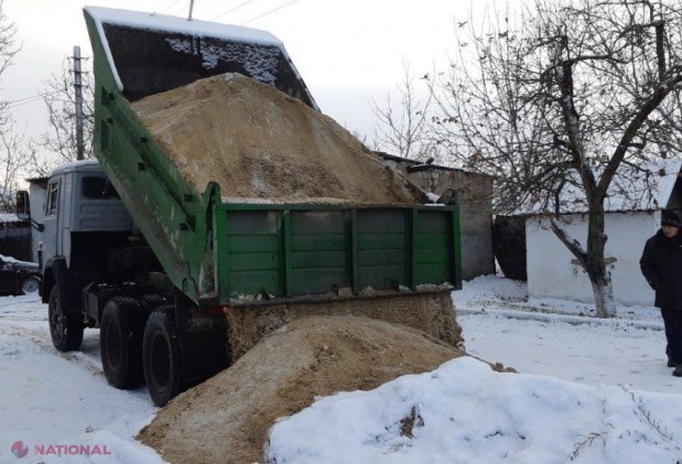FOTO // Comuna Jora de Mijloc, singura localitate din republică DESZĂPEZITĂ în totalitate