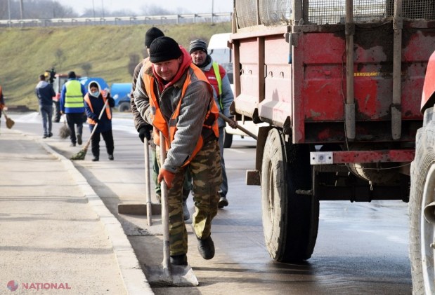 FOTO // La Orhei s-a dat STARTUL curățeniei de PRIMĂVARĂ. Străzile și trotuarele sunt spălate cu ȘAMPON și dezinfectant