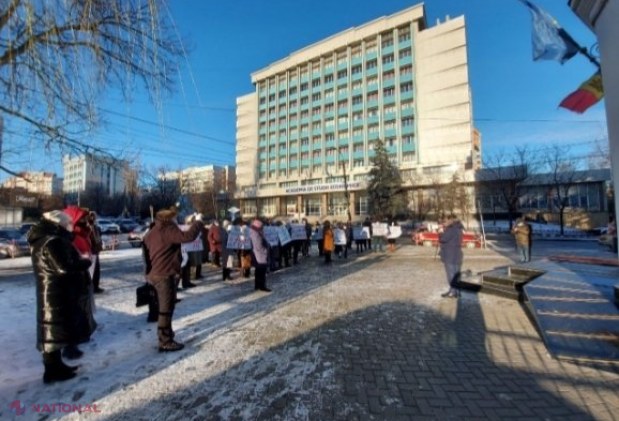 FOTO // Proteste contra „justiției vândute”! Partidul „ȘOR” cere DEMISIA magistraților care au scos-o pe Marina Tauber din alegeri