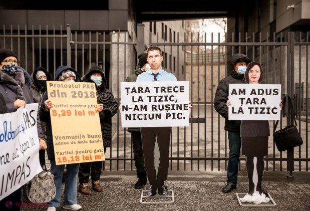 FOTO // Maia Sandu și Igor Grosu, HUIDUIȚI în fața „Moldovagaz”, la o acțiune de protest organizată de Partidul „ȘOR”. Nu au scăpat nici șefii de la „Moldovagaz”, care „se scaldă în salarii grase”