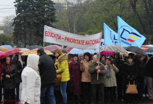 FOTO // Profesorii au ieșit în stradă a treia zi