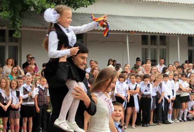 ULTIMUL sunet // Profesori din România vor suna CLOPOȚELUL în peste 400 de licee din R. Moldova