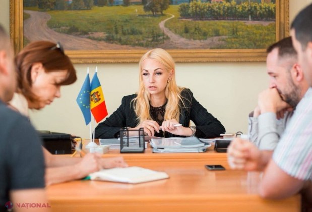 FOTO // Primar cu acte în regulă. Marina Tauber a primit legitimația de PRIMAR al comunei Jora de Mijloc