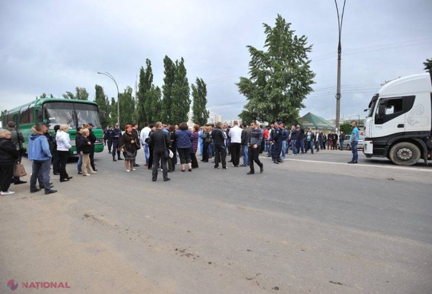 REPORTAJ FOTO // Vânzătorii de la piaţa „Calea Basarabiei”, la proteste: Au spart parbrizul unui microbuz