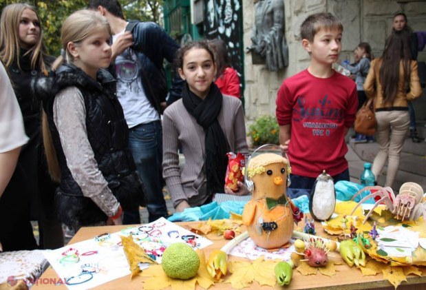 Elevii de la „Gheorghe Asachi” au început să adune bani pentru aniversarea a 150-a a liceului. Vezi ce au vândut