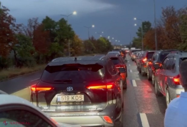 UPDATE // Traficul a fost RELUAT, după ce a fost conectat un generator de rezervă la PTF Leușeni - Albița. De mai bine de două ore nu a trecut nicio mașină din cauza unei pene de curent . Nimeni nu știe când va fi remediată problema