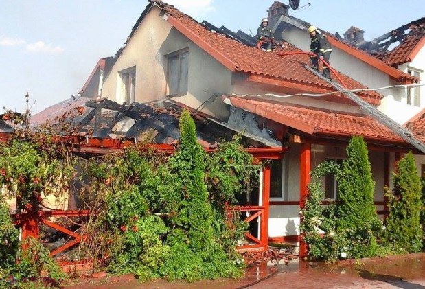 FOTO // Un hotel din apropierea satului Măgdăceşti, CUPRINS de FLĂCĂRI