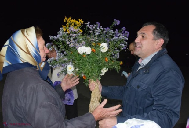 FOTO // Încă o comună din raionul Orhei a fost iluminată de către echipa Partidului „ȘOR”. „Timp de 30 de ani nu am avut lumină străzi”