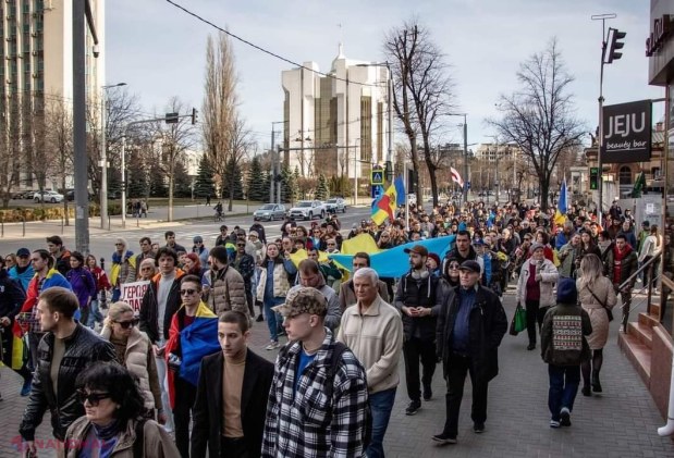 GALERIE FOTO // Arcul de Triumf din centrul Chișinăului, iluminat în culorile drapelului ucrainean. Marș al solidarității în capitala R. Moldova, la doi ani de la invazia militară a Rusiei în statul vecin