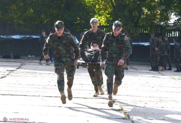 Instructori medicali din SUA învață militarii din R. Moldova cum să acorde primul ajutor medical