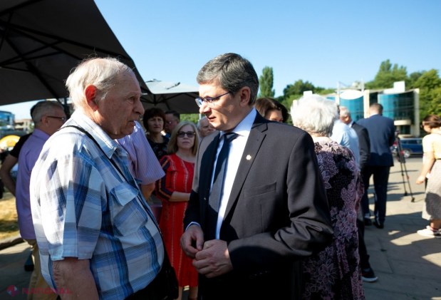 VIDEO, FOTO // Lacrimi și tristețe la monumentul „Trenul durerii”, în memoria victimelor celui de-al doilea val al deportărilor staliniste din anul 1949. Putin, somat să plătească DESPĂGUBIRI familiilor deportate în vagoane pentru ANIMALE