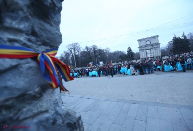 REPORTAJ FOTO // Lumânări, lampioane și nervii lui Ghimpu