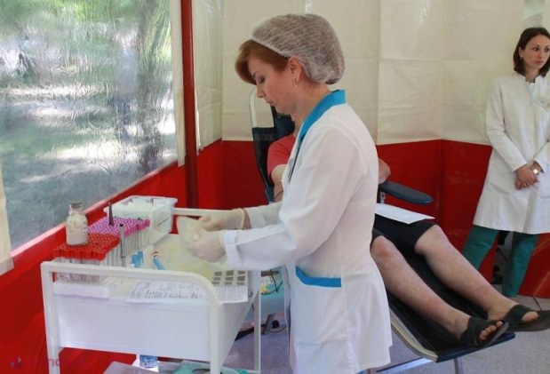 FOTO // Au stat la coadă pentru a face acest gest de LĂUDAT. Au fost răsplătiți cu cireșe