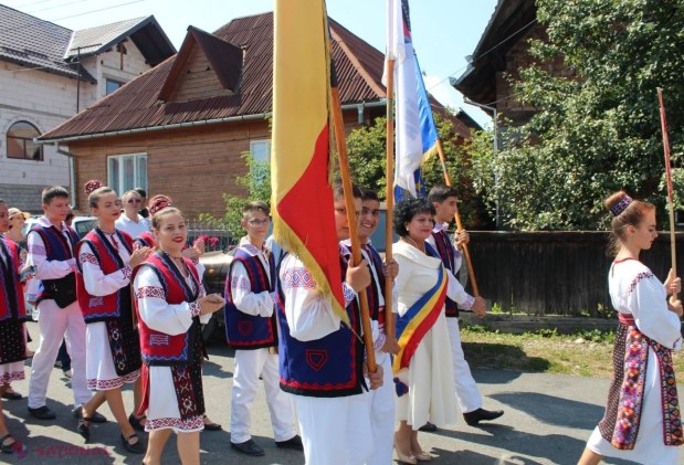 VIDEO // Interpetare EMOȚIONANTĂ la Festivalul „Statele Unite ale României”: Zeci de primari din stânga Prutului au cântat „Trandafir de la Moldova” în Maramureș