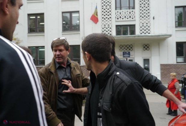 FOTO // Decanul unei facultăți de la UTM, bătut de protestatarii comuniști?