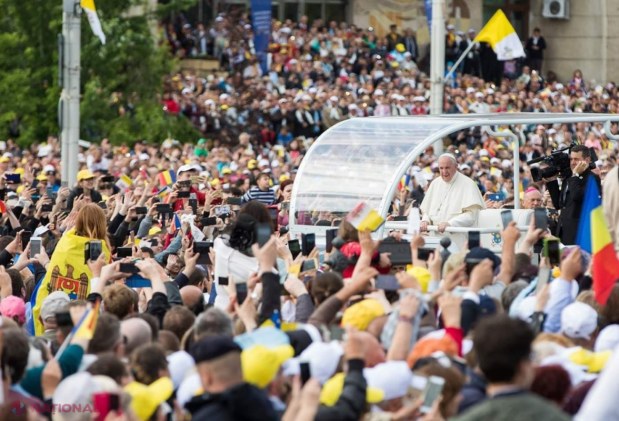 FOTO // Papa Francisc i-a cucerit definitiv pe moldoveni: A recitat din Eminescu şi a salutat mulţimea în limba română. Printre pelerini a fost şi premierul Pavel Filip