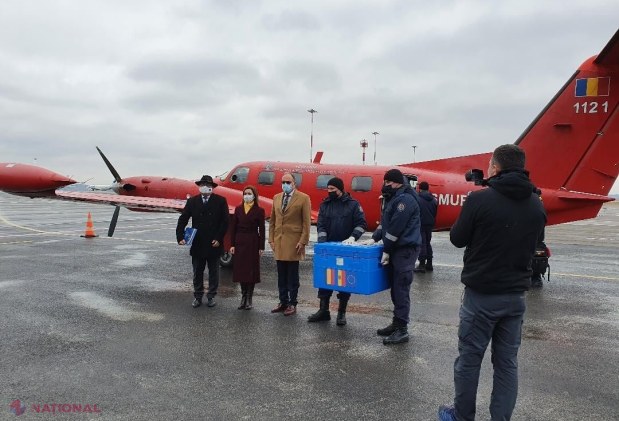 FOTO, VIDEO // Primele doze de VACCIN anti-COVID, donate de România, au ajuns în Republica Moldova cu un elicopter SMURD: „Aceste vaccinuri sosesc la momentul oportun, când asistăm la o creștere dramatică a cazurilor de infectare cu COVID-19''