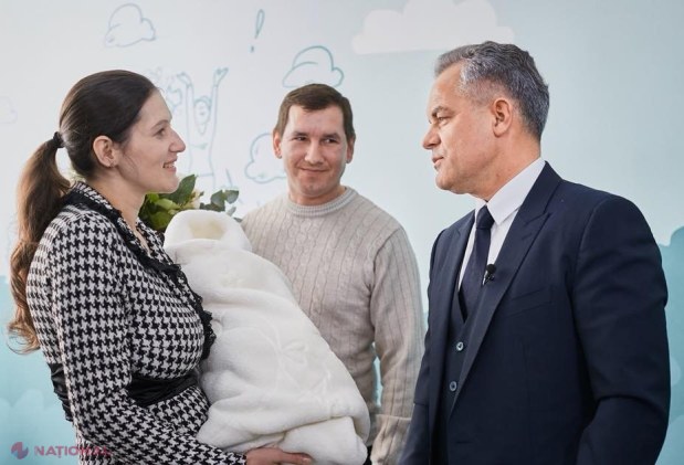 FOTO // Vlad Plahotniuc a fost la maternitate: „Echipa noastră a spus „Bun venit pe lume!” la peste 12.000 de micuți”