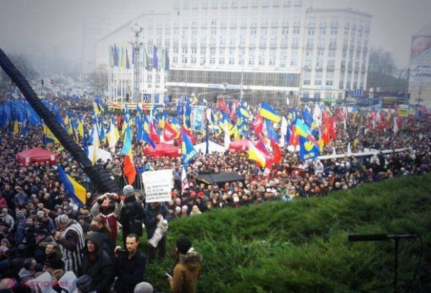 VIDEO, FOTO // Revoluţia portocalie se repetă la Kiev? Mii de ucraineni manifestează în favoarea apropierii de UE