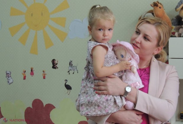 Fetița găsită în preajma pieței din centrul capitalei NU va fi înapoiată mamei care consumă alcool în exces: Va avea o familie nouă